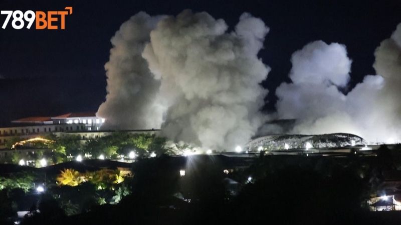 Khói trắng mù mịt sau vụ nổ ở trung tâm lừa đảo KK Park tại Myawaddy, bang Karen, Myanmar ngày 25/10. Ảnh: AP